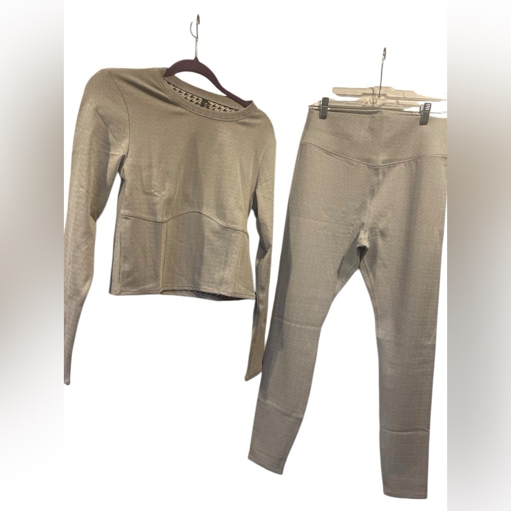 NWT Vuori leggings and long sleeve top Size XL